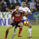 Pedro Martín protege el balón ante la presión del central zaragocista Cabrera.-LFP