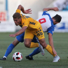 Álex Machuca se deshace de un contrario en el partido disputado ayer en El Toralín.-LUIS DE LA MATA