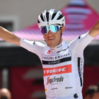 Juanpe López bromea vestido con la maglia blanca del Giro. TWITTER / @GIRODITALIA