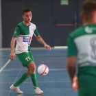 Isra controla un balón en el polideportivo Círculo-Raúl G. Ochoa