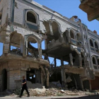 Un hombre camina ayer entre edificios destruidos de una ciudad siria-REUTERS / ALAA AL-FAQIR