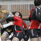 Snyman, imponente de principio a fin, abre la puerta de ladefensa del Zarautz, ayer, en San Amaro.-SANTI OTERO