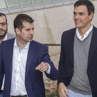 Luis Tudanca ha abanderado, como causa personal, la investigación sobre el HUBU. En esta imagen, del pasado domingo, junto a Pedro Sánchez.-RAÚL G. OCHOA