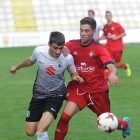 Sergio  forcejea por un balón con un jugador de Osasuna B.-Israel L. Murillo