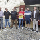 Foto de familia de los impulsores de la Feria de Foodtrucks con el concejal de Festejos, José Antonio Antón.-SANTI OTERO