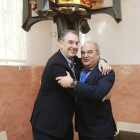 Benavente se abraza a Andrés Hernando, su sucesor al frente de la federación burgalesa del Metal.-RAUL OCHOA