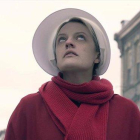 La actriz Elisabeth Moss, en la tercera temporada de la serie ’El cuento de la criada’.-ELLY DASSAS (HULU)