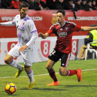 El ariete rojillo Pedro disputa un balón con el defensor del Numancia Carlos Gutiérrez en el choque de ayer en Anduva-Jose Esteban Egurrola