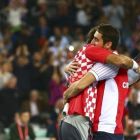 Cilic y Dodig se abrazan en Zagreb tras la victoria.-REUTERS / ANTONIO BRONIC