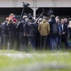 Decenas de periodistas esperan que sus colegas sean liberados.-REUTERS