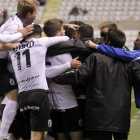 Los jugadores celebran junto a Fede Castaños el segundo  gol.-SANTI OTERO