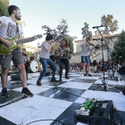 El grupo vasco Huntza ocupó el tablero de ajedrez y puso a bailar al público en otra tarde de ‘ambientazo’ en el Hospital del Rey.-Raúl Ochoa