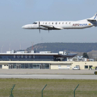 Un avión aterriza en el aeropuerto de Burgos.-ISRAEL L. MURILLO
