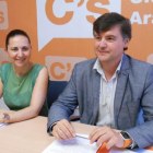 Los concejales, Francisco Martín Hontoria y Elia Salinero durante la rueda de prensa de ayer.-L. V.