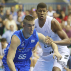 Radoncic supera a Tavares en un lance del partido de ayer.-RAÚL OCHOA