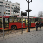 Dos autobuses esperan su salida en la parada del Cid.-ISRAEL L. MURILLO