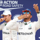 Hamilton y Rosberg saludan a los aficionados tras las calificaciones en Silverstone.-REUTERS