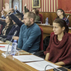 Los siete concejales socialistas en el momento de la votación sobre el convenio del consorcio. Levantan la mano en el turno de abstención.-SANTI OTERO