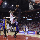 Corey Brewer se dispone a encestar ante los Lakers.-AP / GEORGE BRIDGES