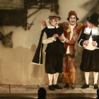 Morfeo Teatro estrenó anoche en el Teatro Principal su adaptación de ‘El retablo de los maravillas’, con la que se rinde a los ideales cervantinos y traza un retrato de los pecados nacionales.-Raúl Ochoa