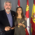 Delgado trasladó ayer su apoyo a la nueva alcaldesa de la localidad ribereña, quien confesó estar muy ilusionada.-ECB