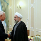 García-Margallo saluda al presidente iraní, Hassan Rohaní, ayer, en Teherán.-Foto: AFP