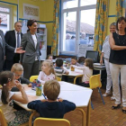 El presidente francés, François Hollande, y la ministra de Educación, Najat Vallaud-Belkacem, visitan la escuela de primaria La Marais, en Pouilly-sur-Serre, cerca de Laon, este martes.-Foto: JACKY NAEGELEN / AFP