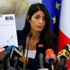 La alcaldesa de Roma, Virginia Raggi, durante una rueda de prensa.-REMO CASILLI / REUTERS