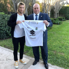 Gastón Machín posa con la camiseta del Burgos junto a Antonio Caselli.-TWITTER / @BURGOS_CF