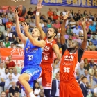 Jaramaz deja la bandeja en el aro del UCAM Murcia.-ACB PHOTO