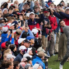 El norirlandés McIlroy da un golpe de salida ante una multitud en un entrenamiento de la Ryder en el Hazeltine National Golf Club.-AFP / JIM WATSON
