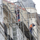 Imagen de dos obreros en una obra en la capital.-SERGIO ISAR
