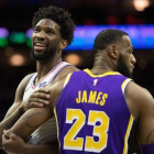 Lebron James, la gran figura de la NBA, junto a Joel Embiid, uno de las estrellas emergentes con la que estará en Charlotte.-BILL STREICHER (USATODAY SPORTS)