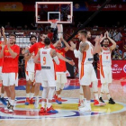 Los jugadores de España celebran la victoria y el pase a la final.-JUAN CARLOS HIDALGO (EFE)