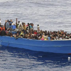 Un grupo de inmigrantes en una embarcación precaria a la espera de ser rescatados en el Mediterráneo, el 28 de octubre del 2015.-EFE