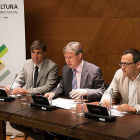 El alcalde Javier Lacalle junto al concejal Fernando Gómez y Oscar González en la presentación en Madrid.-ECB