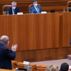 Castaño se retira de la tribuna de oradores aplaudido por Mañueco e Igea. ICAL