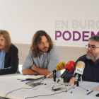 PabloFernández, Miguel Vila e Ignacio Lacámara, ayer en la sede de Podemos.-ISRAEL L. MURILLO
