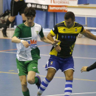 Pablo, autor de tres goles, intenta escaparse de un rival.-SANTI OTERO