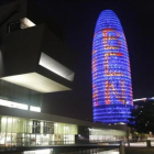 La Torre Glòries, iluminada en favor de la Agencia Europea del Medicamento, el pasado 18 de julio.-/ JOAN PUIG (JOAN PUIG)