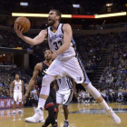 Marc Gasol hace una entrada en el partido ante Toronto.-Brandon Dill