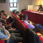 Esther Peña y Ander Gil durante su reunión con afiliados del PSOE en Las Merindades.-ECB