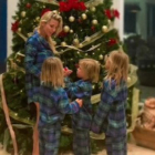 Elsa Pataky decora el árbol de Navidad muy conjuntada con sus hijos.-EUROPA PRESS