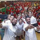 El promotor del premio y fundador delGrupo Educachef, Antonio Merino, y el Top Chef Carlos Medina se hicieron ‘selfies’ con los jóvenes ganadores y los compañeros que les arroparon.-RAÚL G. OCHOA