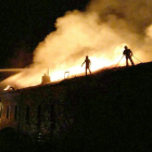 Imagen del incendio en las viviendas de Quintanar, ayer.-ECB