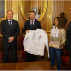 Cristina Gutiérrez posa con el alcalde de Burgos, Javier Lacalle, y los representantes de los patrocinadores principales.-ECB