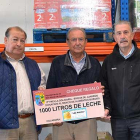 El presidente del Banco de Alimentos, José Luis Herrero (centro), junto al teniente de alcalde de San Adrián, José María Gil, y el regidor, Florencio Martínez.-ECB