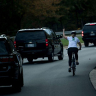 Juli Briskman, en bicicleta, en el momento que le dedicó una peineta a Trump, el 28 de octubre en Washington.-AFP / BRENDAN SMIALOWSKI