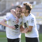 Beobide (derecha) felicita a Goti tras su gol ante el Castilla.-ISRAEL L. MURILLO