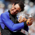 Nadal se abraza a su décima copa de Roland Garros.-CHRISTIAN HARTMANN